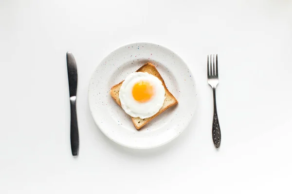 Desayuno con huevo frito en tostadas - foto de stock