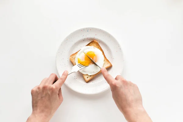 Desayuno con huevo frito en tostadas - foto de stock