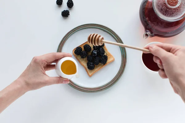 Чай і тости з ягодами на сніданок — стокове фото