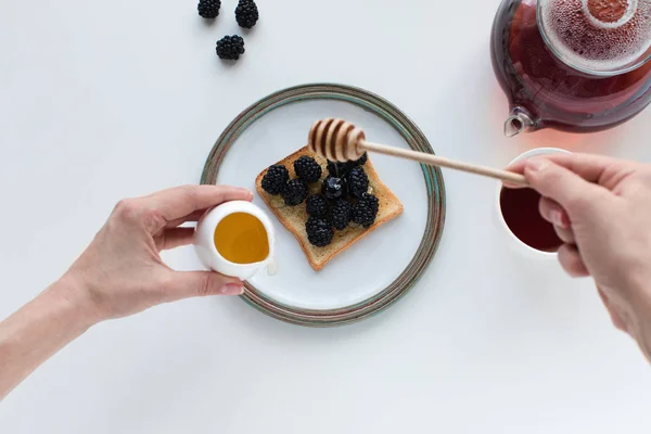 Té y tostadas con bayas para el desayuno - foto de stock