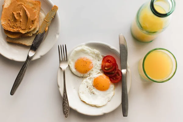 Uova fritte, pane tostato e succo di frutta — Foto stock