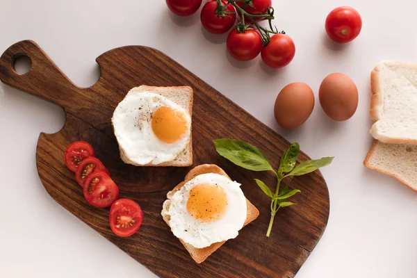 Desayuno con huevos fritos en tostadas - foto de stock