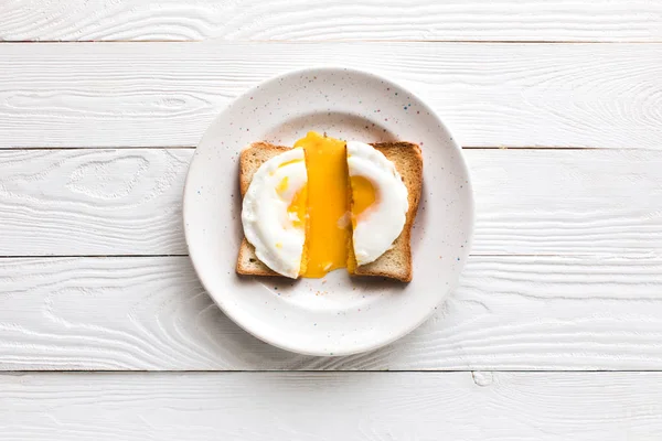 Desayuno con huevo frito en tostadas - foto de stock