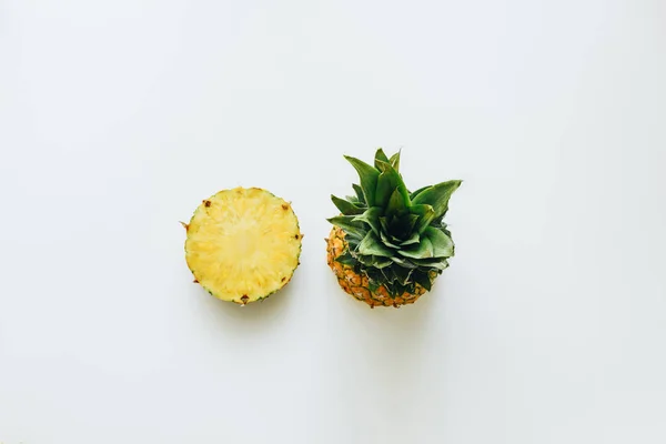 Slices of fresh pineapple — Stock Photo