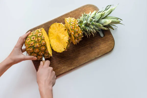 Человек режет ананас — Stock Photo