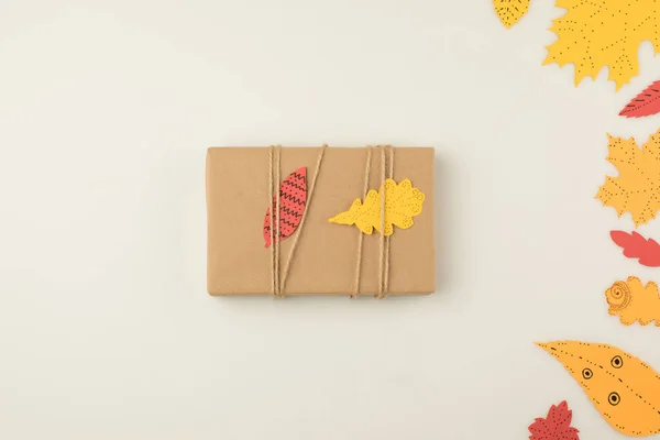 Caja de regalo otoño - foto de stock
