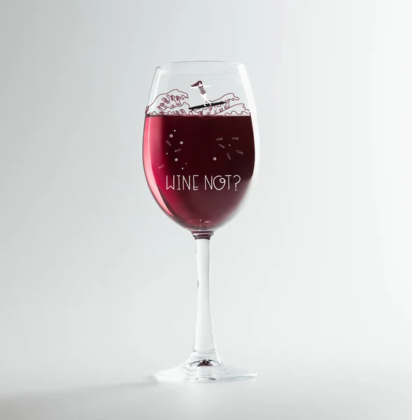 Vinho tinto em vidro — Fotografia de Stock