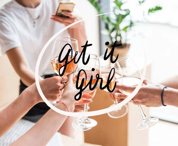 Mujeres tintineando con gafas de vino - foto de stock