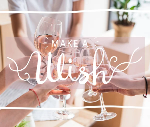 Femmes cliquetis avec des verres à vin — Photo de stock