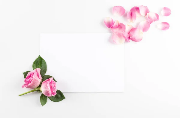 Rosas rosadas y tarjeta en blanco - foto de stock