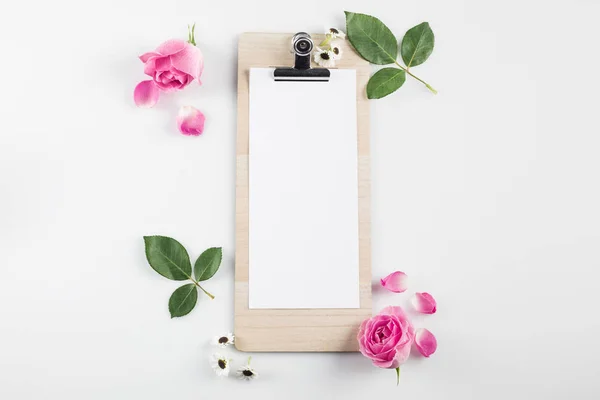 Tarjeta en blanco con rosas - foto de stock