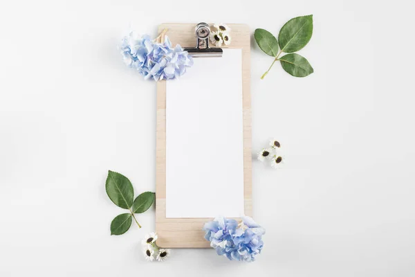 Tarjeta en blanco con flores de hortensias — Stock Photo