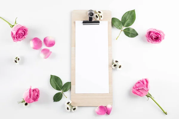 Tarjeta en blanco con rosas - foto de stock