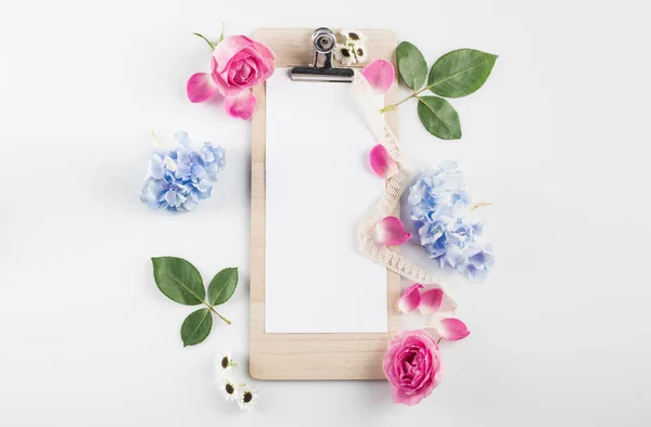 Carte blanche avec fleurs — Photo de stock