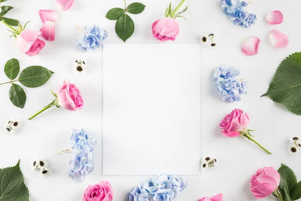 Fleurs et carte blanche — Photo de stock