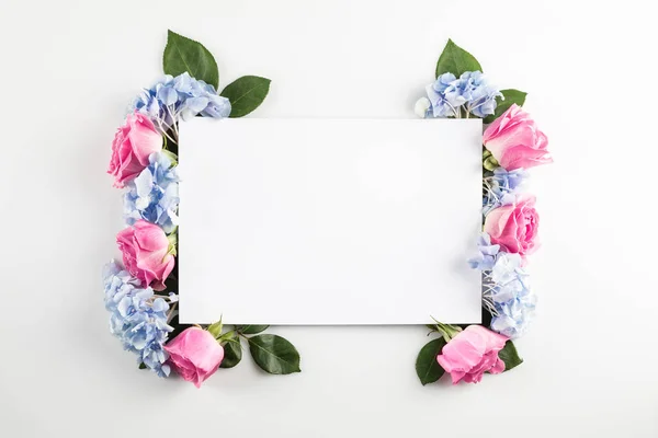 Flores y tarjeta en blanco - foto de stock