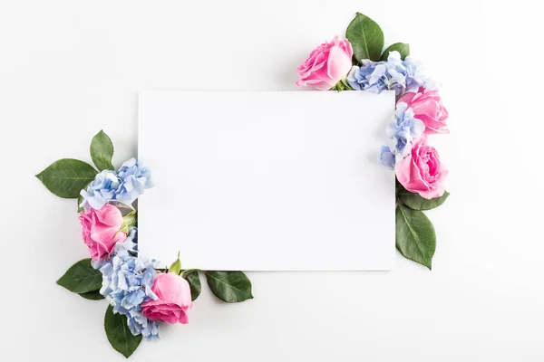 Flowers and blank card — Stock Photo