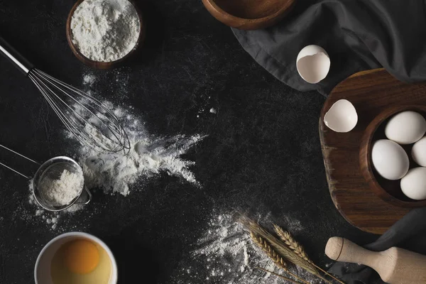 Ingredientes de padaria e utensílios de cozinha — Fotografia de Stock