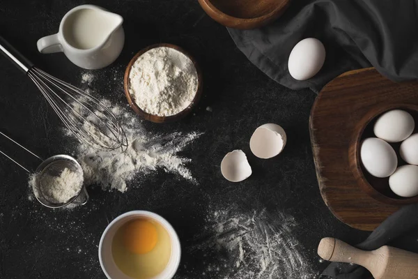 Ingrédients de boulangerie et ustensiles de cuisine — Photo de stock