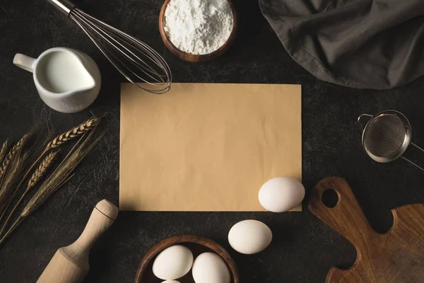 Ingredientes de panadería y utensilios de cocina - foto de stock