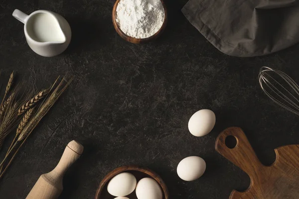 Ingredientes de padaria e utensílios de cozinha — Fotografia de Stock