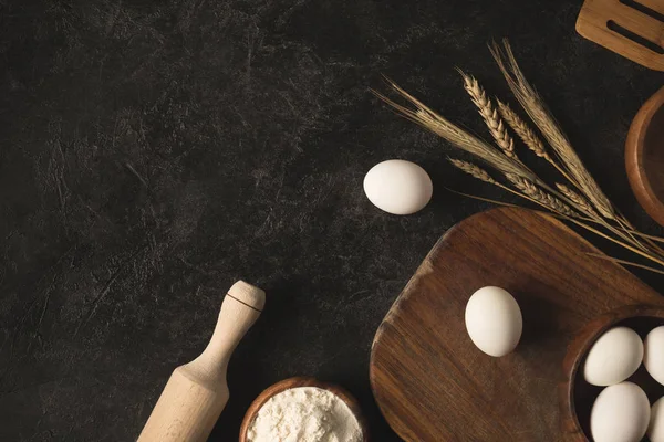 Ingrédients de boulangerie et ustensiles de cuisine — Photo de stock