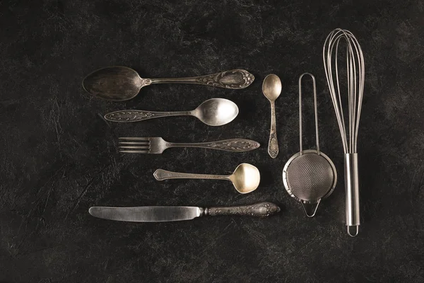 Vintage silverware and baking utensils — Stock Photo