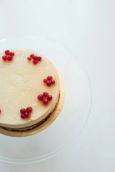 Tarta de queso con bayas en pie - foto de stock