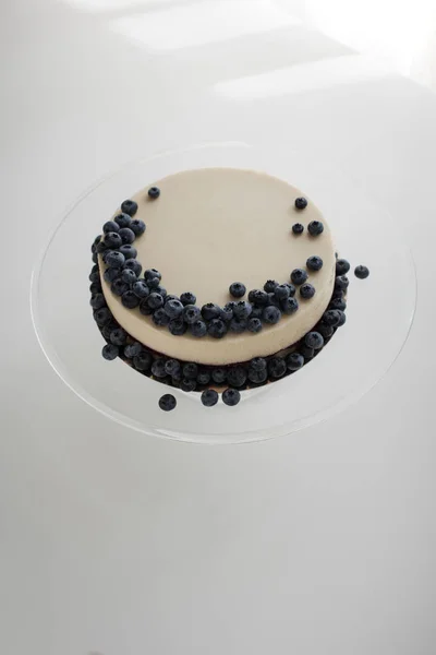 Käsekuchen mit Blaubeeren am Glasstand — Stockfoto