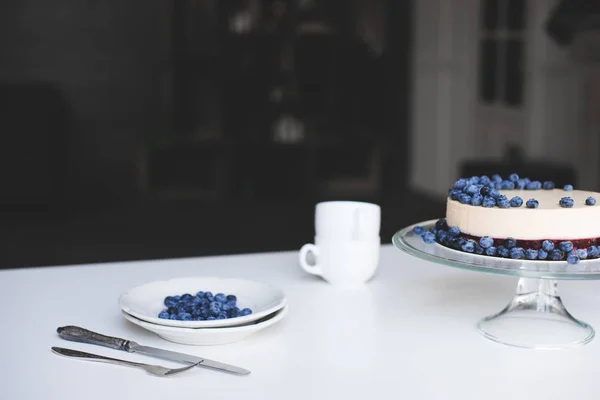 Käsekuchen mit Blaubeeren am Glasstand — Stockfoto