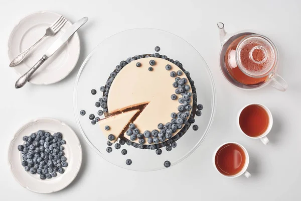 Tarta de queso en rodajas con arándanos - foto de stock