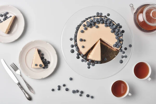 Tarta de queso en rodajas con arándanos - foto de stock