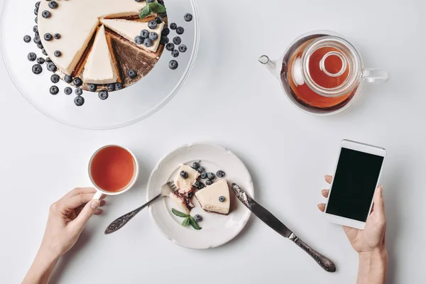 Frau isst Käsekuchen — Stockfoto