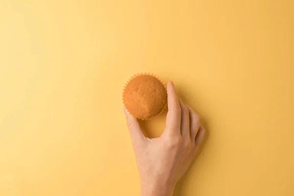 Hand hält Muffin — Stockfoto