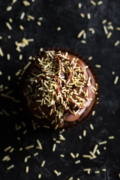 Cupcake au chocolat avec glaçage — Photo de stock