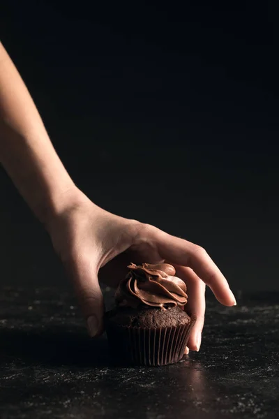 Mano con cupcake de chocolate - foto de stock