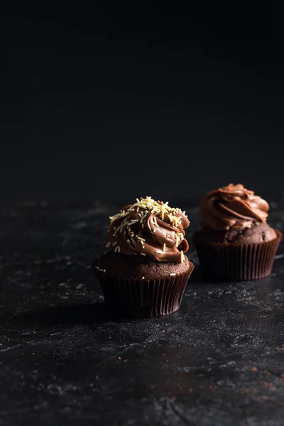 Cupcakes de chocolate com cobertura — Fotografia de Stock