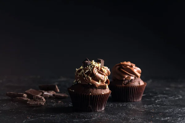 Cupcakes au chocolat avec glaçage — Photo de stock