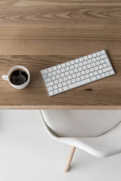 Teclado inalámbrico y taza de café - foto de stock