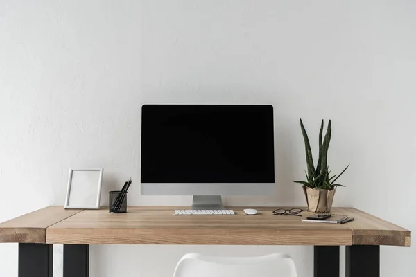 Local de trabalho com computador no escritório moderno — Fotografia de Stock