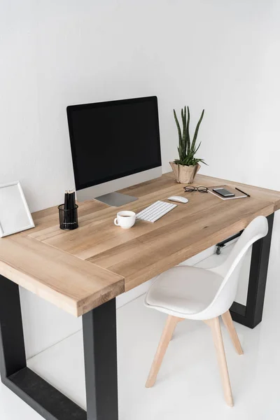 Lieu de travail avec ordinateur dans un bureau moderne — Photo de stock