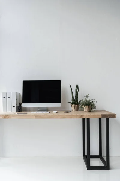 Lieu de travail avec ordinateur dans un bureau moderne — Photo de stock