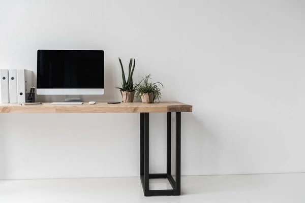 Lieu de travail avec ordinateur dans un bureau moderne — Photo de stock