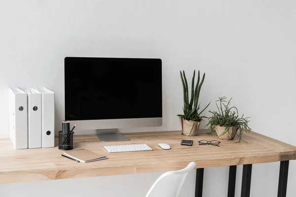 Lieu de travail avec ordinateur dans un bureau moderne — Photo de stock