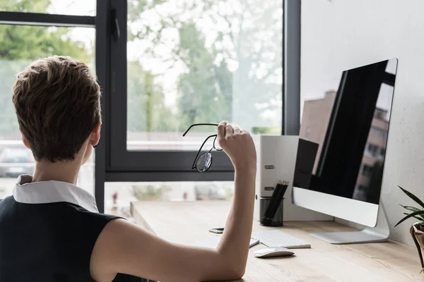 Mujer sentada en el lugar de trabajo - foto de stock