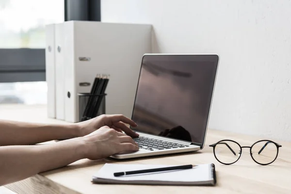 Mujer usando la computadora en el lugar de trabajo - foto de stock