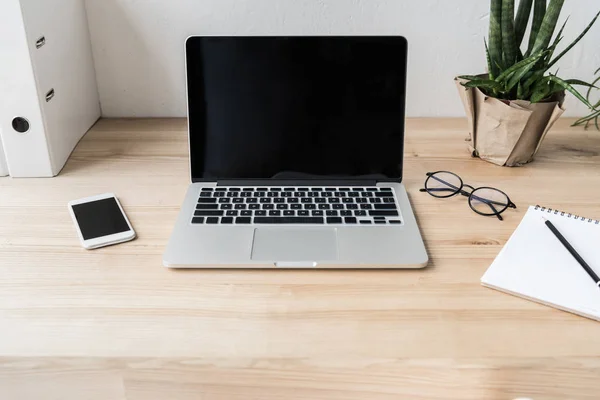 Lugar de trabajo con ordenador portátil - foto de stock