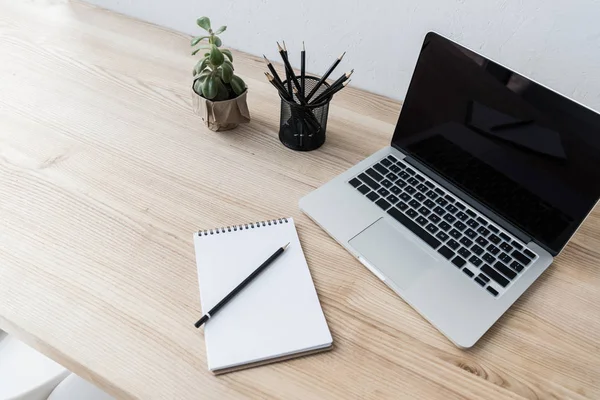 Lugar de trabajo con ordenador portátil - foto de stock