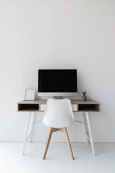 Posto di lavoro con computer in ufficio moderno — Foto stock