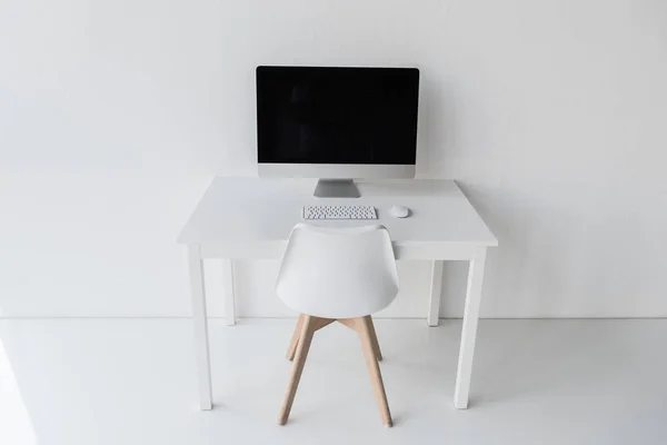 Lieu de travail avec ordinateur dans un bureau moderne — Photo de stock